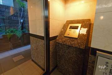 エントランスはオートロック付きです。