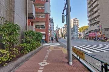 敷地北側の前面道路（東側から）