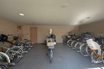 屋内に設けられた駐輪場