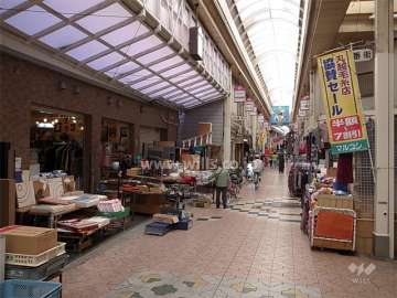 敷地南側は商店街に面しています。