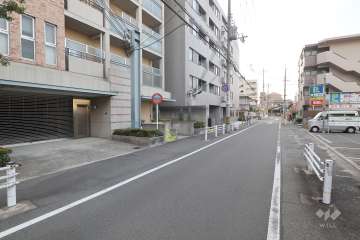 敷地西側の前面道路（北西側から）