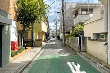 敷地の東側前面道路（南側から）