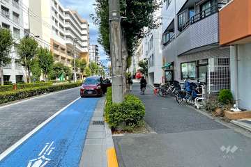 敷地の南側前面道路（東側から）