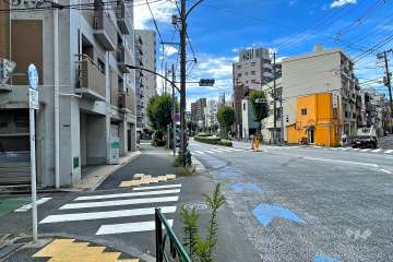 敷地の南側前面道路（西側から）
