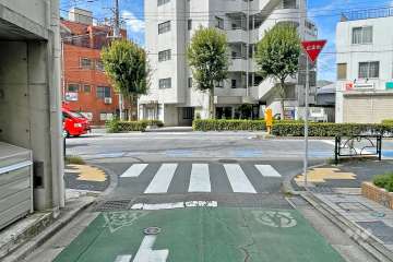 敷地の東側前面道路（北側から）