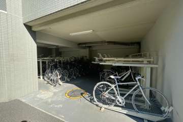 屋内に設けられた駐輪場