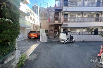 敷地南西側の前面道路（北西側から）