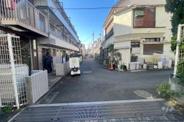 敷地南西側の前面道路（北側から）