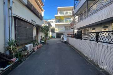 敷地南西側の前面道路（南側から）