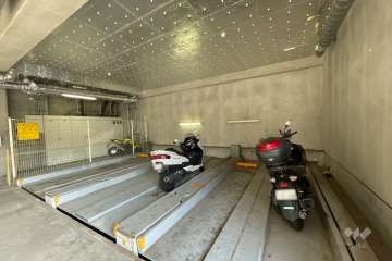 屋内に設けられたバイク置き場