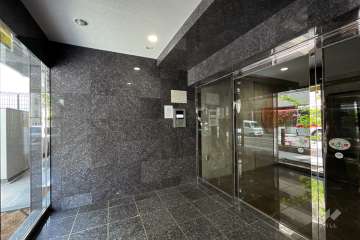 エントランスはオートロック付きです。