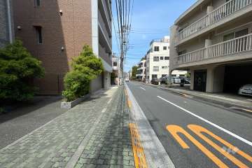 敷地北東側の前面道路（南東側から）