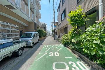 敷地西側の前面道路（北側から）