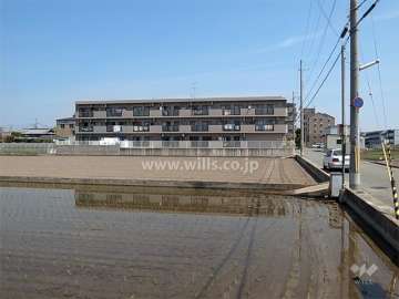 周辺は田畑が多いのどかな住宅地です。