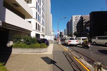 敷地の東側前面道路（南側から）