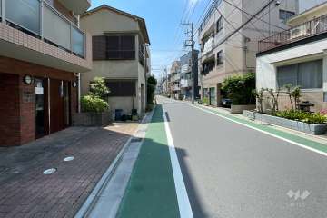 敷地北西側の前面道路（北東側から）