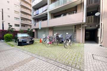 敷地内駐車場と駐輪スペース