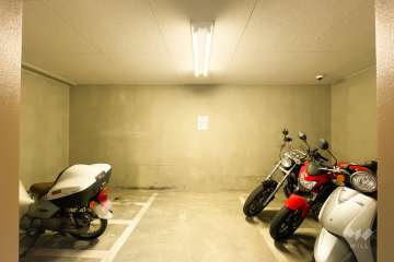 屋内に設けられたバイク置き場