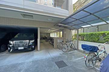 敷地内駐車場（屋内平面式）と駐輪場