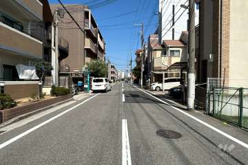 敷地南西側の前面道路(西側から)