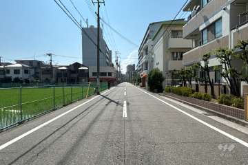 敷地南西側の前面道路(東側から)