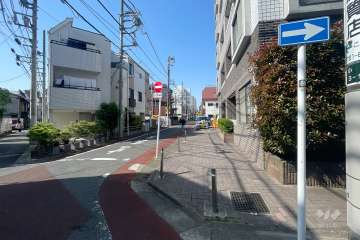敷地南東側の前面道路（北東側から）