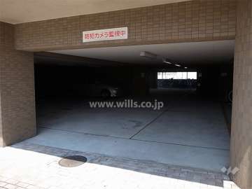 建物1階にある敷地内駐車場入り口