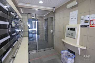 エントランスはオートロック付きです。