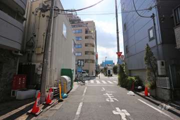 敷地の北西側前面道路（北東側から）