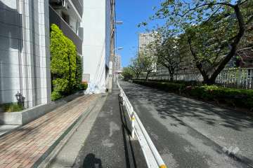 敷地北東側の前面道路（南東側から）