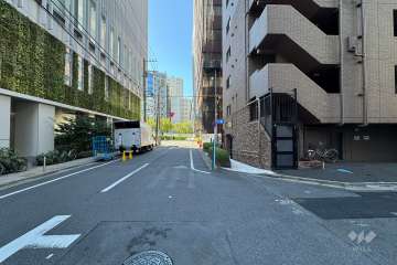 敷地東側の前面道路（北側から）