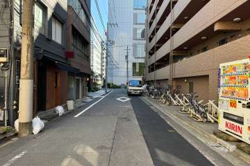 敷地北側の前面道路（西側から）