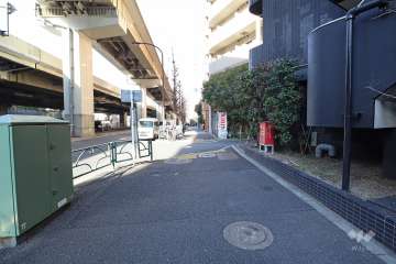 敷地西側の前面道路（南側から）