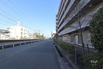 敷地北側には、道を挟んで阪急神戸線が走っています。
