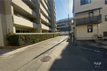 敷地南西側の前面道路（北西側から）