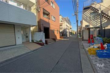 敷地北西側の前面道路（南西側から）
