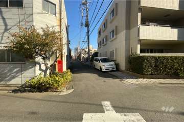 敷地北西側の前面道路（南西側から）