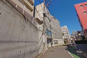 敷地の東側道路（南側から）