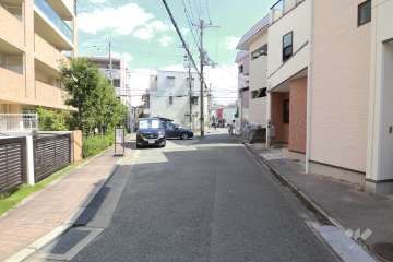 敷地南側の前面道路(東側から)
