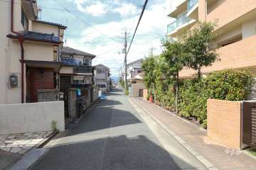 敷地東側の前面道路(南側から)