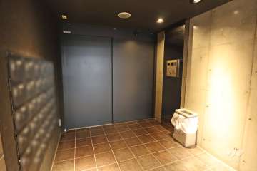 エントランスはオートロック付きです。