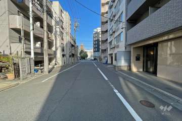 敷地北側の前面道路（西側から）