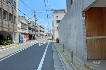 敷地北側の前面道路（西側から）