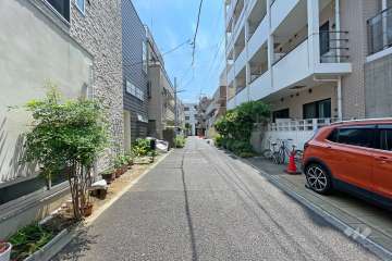 敷地東側の前面道路（北側から）