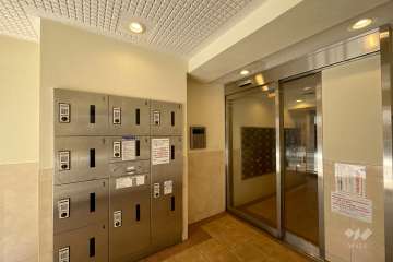 エントランスはオートロック付きです。