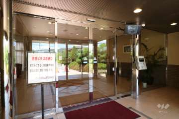 エントランスはオートロック付きです。