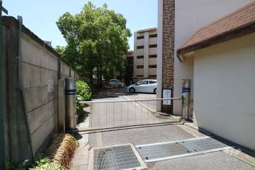 駐車場の出入り口（ゲート付き）