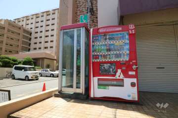 敷地内に設置された自動販売機と電話ボックス