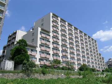 コープ野村宝塚の外観（南西側から）