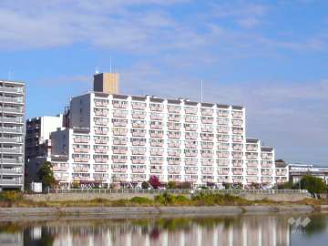 コープ野村宝塚の外観（対岸から）